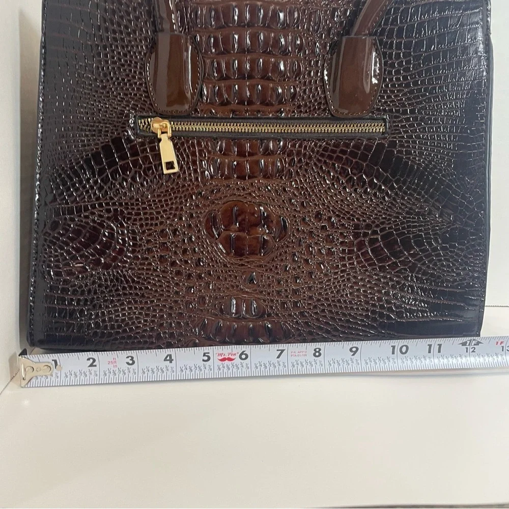Elegant Brown Crocodile-Embossed Women's Handbag Set.shoulder strap. Unbranded.